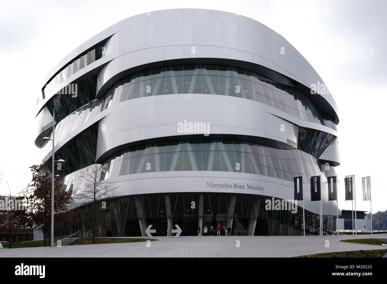 Stoccarda, Germania - Febbraio 03, 2018: il piazzale antistante e ingresso del moderno museo Mercedes Benz nel febbraio 03, 2018 a Stoccarda. Foto Stock