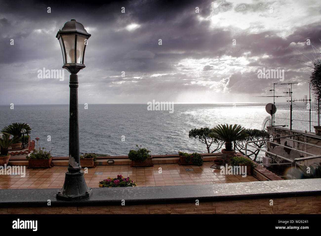 Marechiaro marina con il Vesuvio e finestra Foto Stock