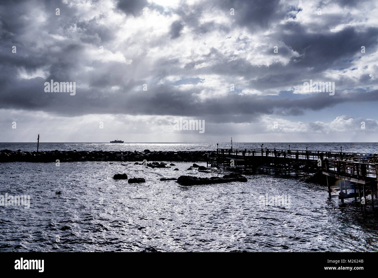 Marechiaro marina con il Vesuvio e finestra Foto Stock