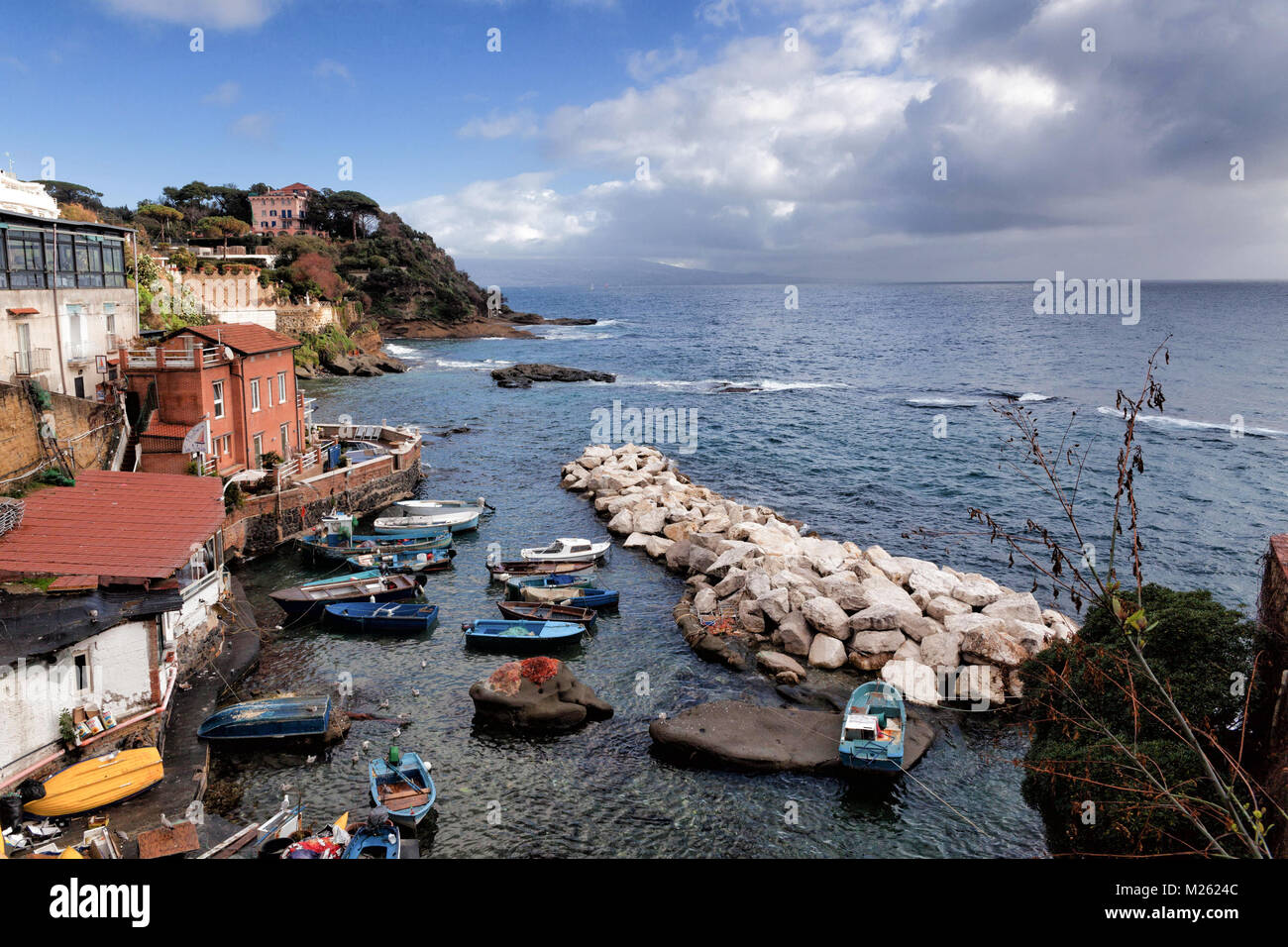 Marechiaro marina con il Vesuvio e finestra Foto Stock