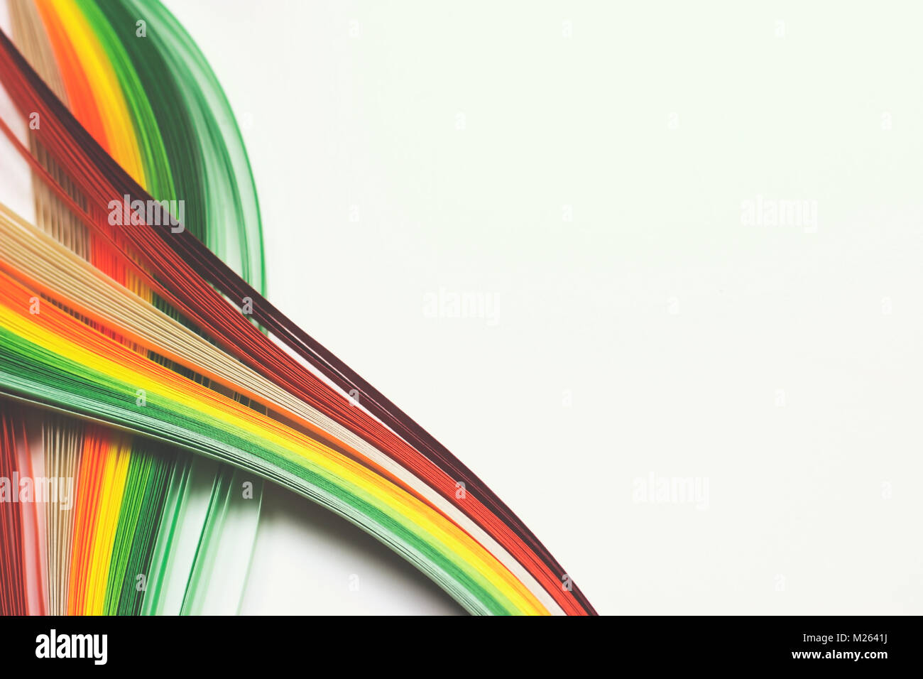 Carta colorata strisce su sfondo bianco; linee astratte sfondo Foto Stock