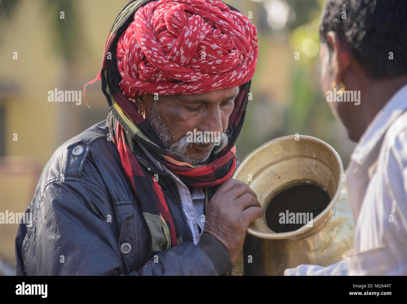 Latte fresco di consegna, Bundi, Rajasthan, India Foto Stock