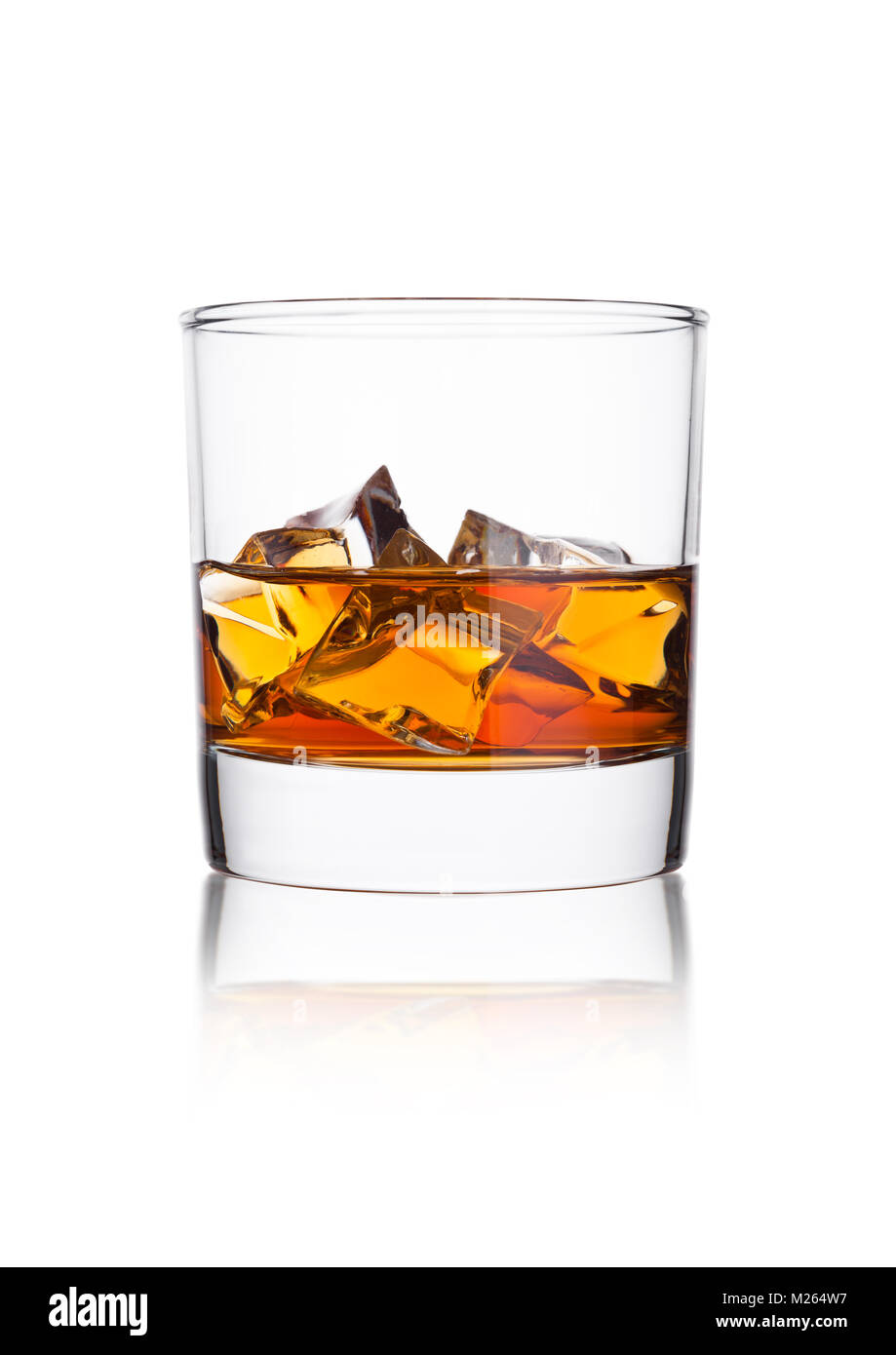Elegante bicchiere di whiskey con cubetti di ghiaccio su sfondo bianco con la riflessione Foto Stock
