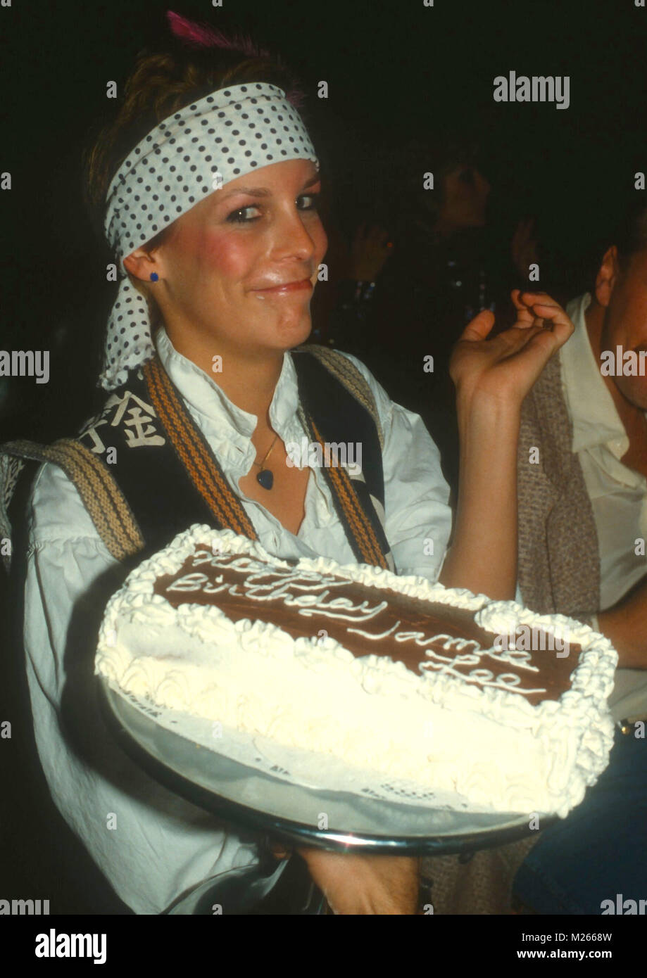 LOS ANGELES, CA - novembre 21: attrice Jamie Lee Curtis con torta presso la sua festa di compleanno a La Cage Aux Folles il 21 novembre 1981 a Los Angeles, California. Foto di Barry re/Alamy Stock Photo Foto Stock