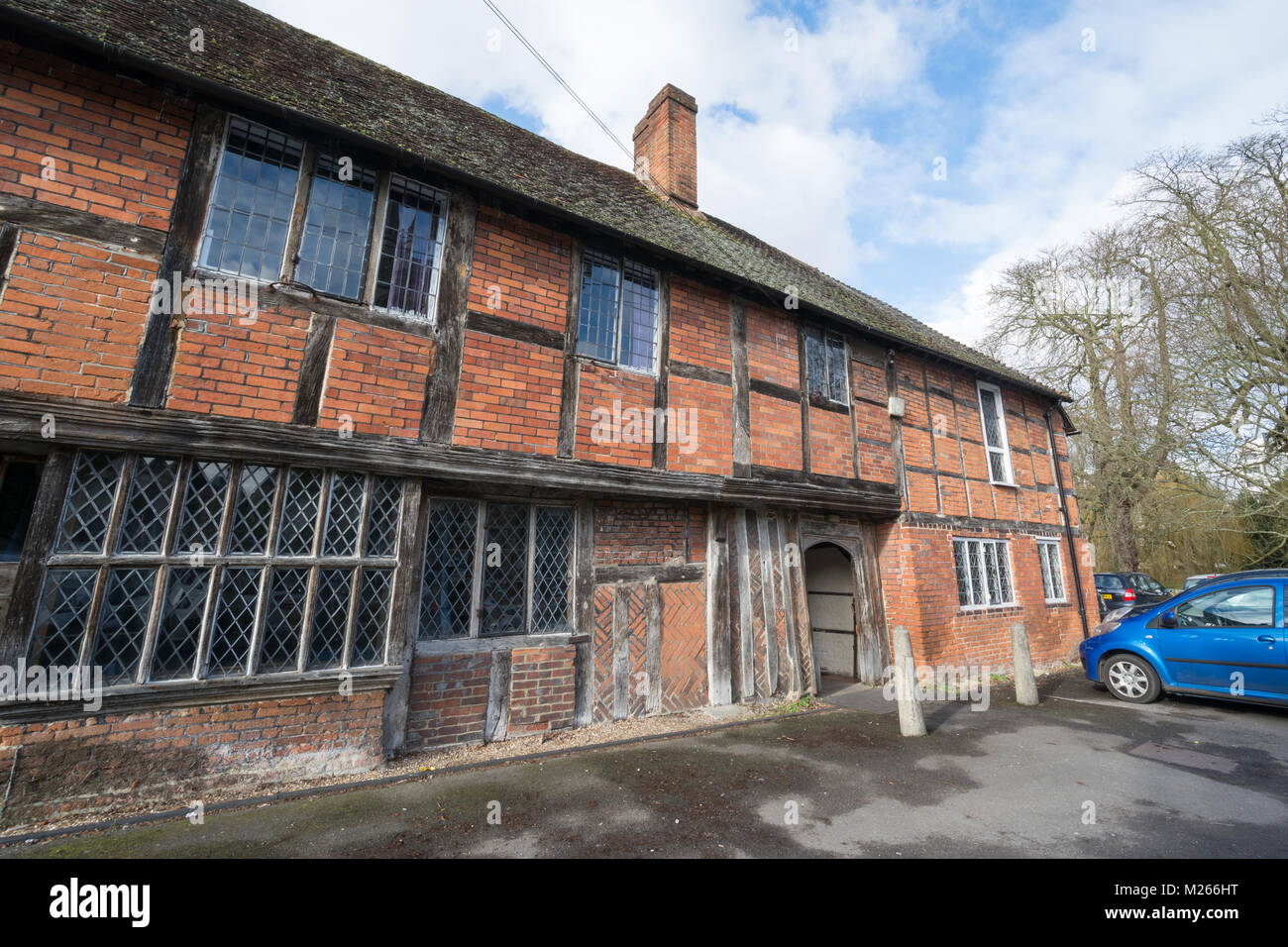 La Chiesa di San Michele Cottage in Basingstoke, Hampshire, Regno Unito, uno dei più antichi edifici della città Foto Stock