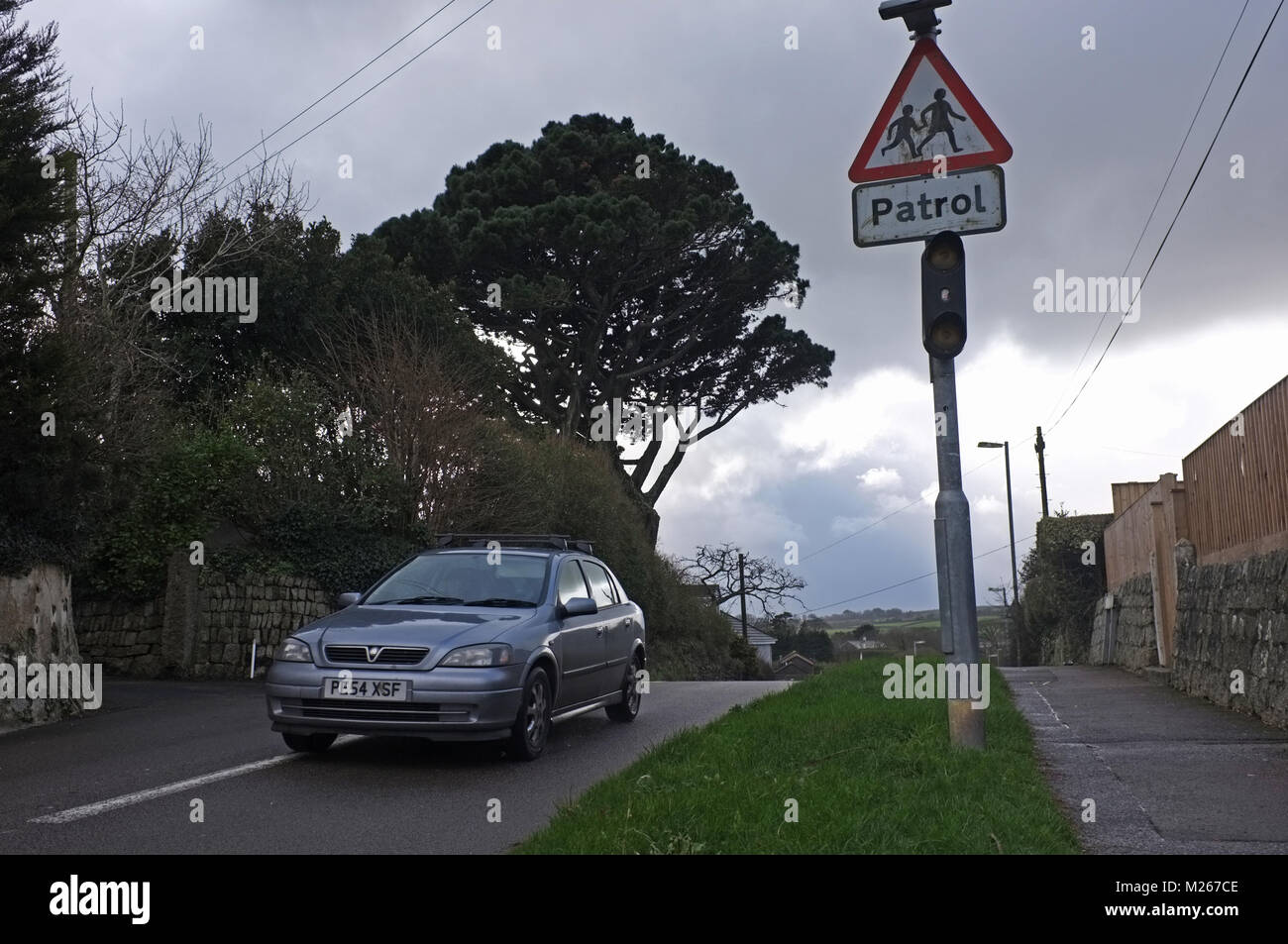 Una strada vicino a una scuola in Cornovaglia Foto Stock