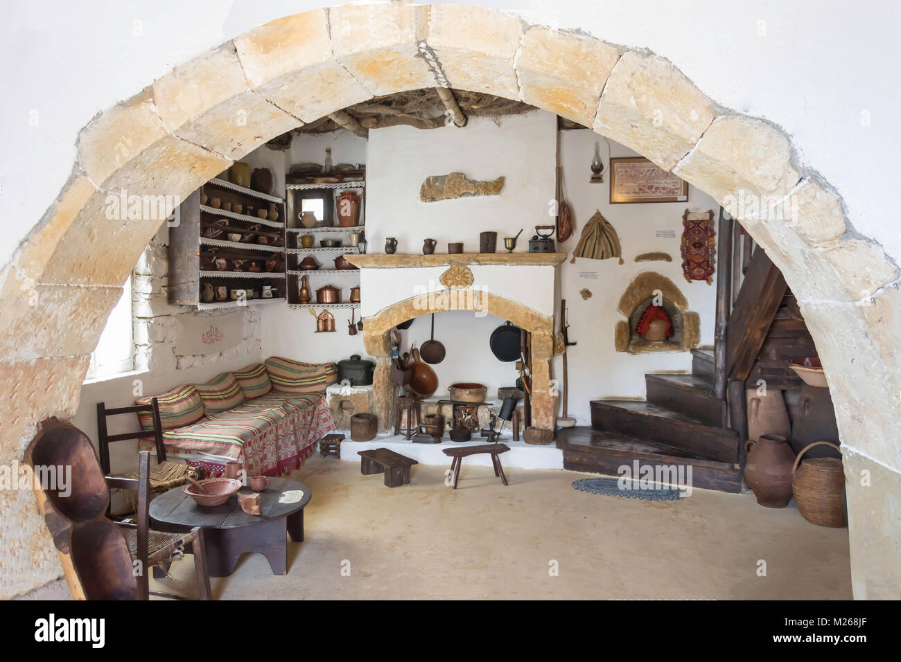 Tipica casa cretese interno in corrispondenza di Lychnostatis Cretan Open Air Museum, Hersonissos, Regione di Heraklion, Creta (Kriti), Grecia Foto Stock