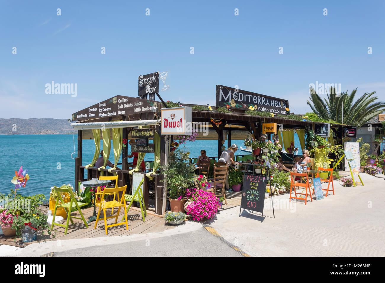 Taverna sul porto, Elounda, Λασίθι, Creta (Kriti), Grecia Foto Stock