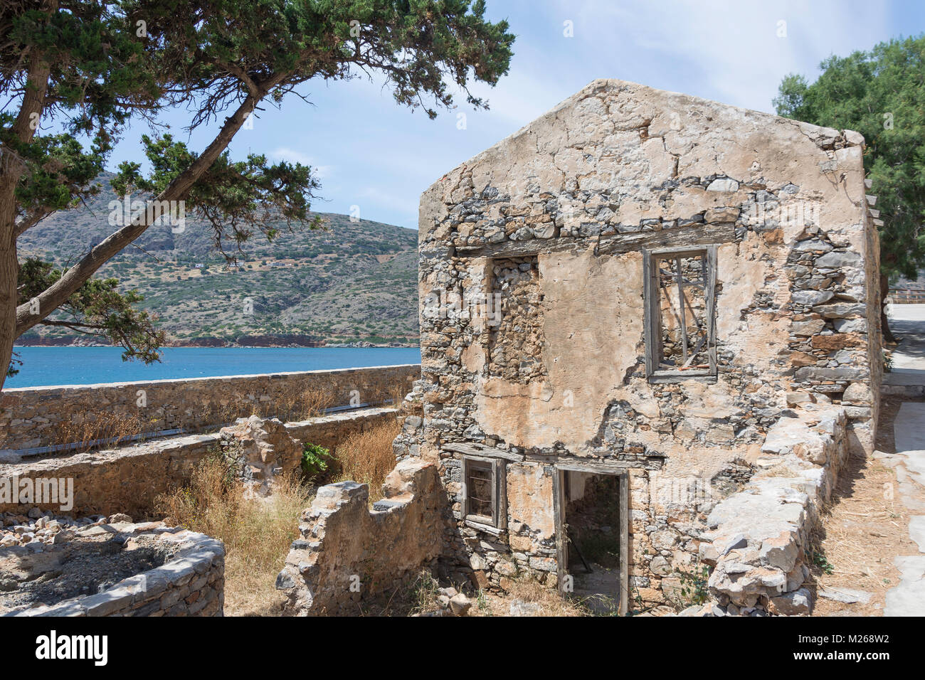 Ex lebbrosario edifici su Spinalonga (Kalydon) Isola, Elounda, Λασίθι, Creta (Kriti), Grecia Foto Stock
