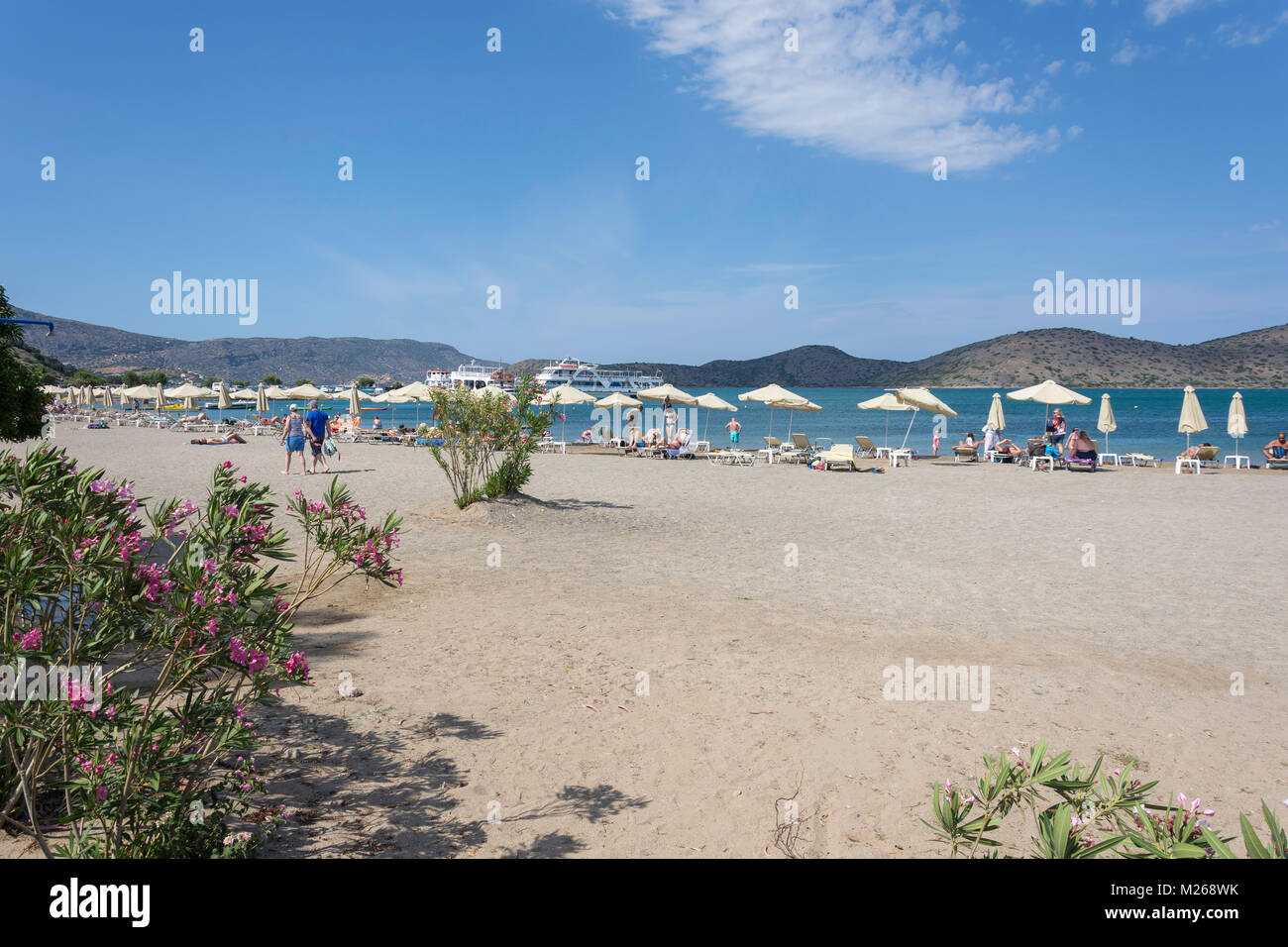 Vista della spiaggia, Elounda, Λασίθι, Creta (Kriti), Grecia Foto Stock