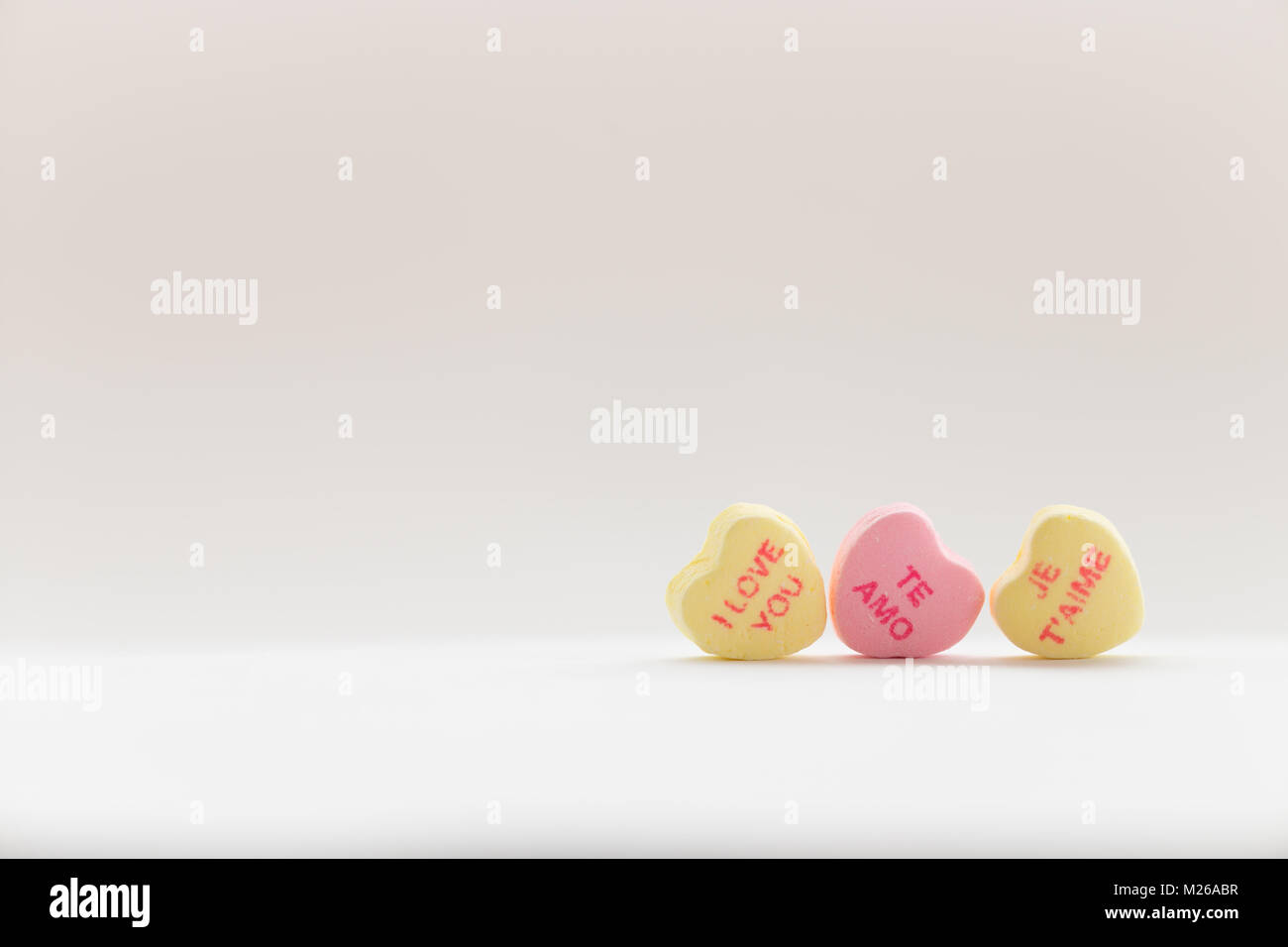 Conversazione candy cuori per il giorno di San Valentino con ti amo in diverse lingue Foto Stock