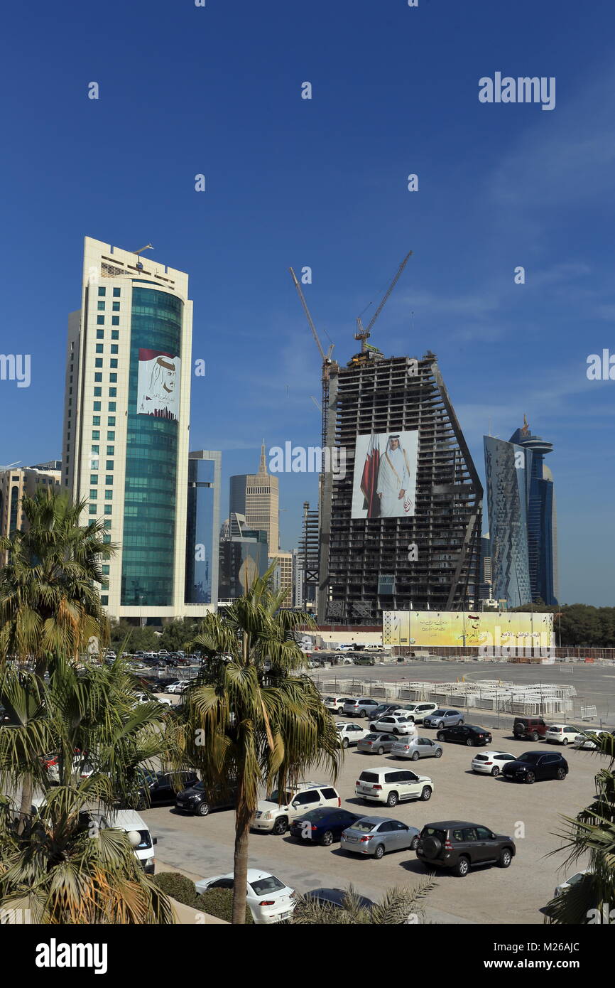 DOHA, Qatar - 5 febbraio 2018: Giant immagini di Emir Tamim Bin Hamad Al Thani adornano grattacieli in Qatar nel capitale sociale di una mostra di lealtà Foto Stock
