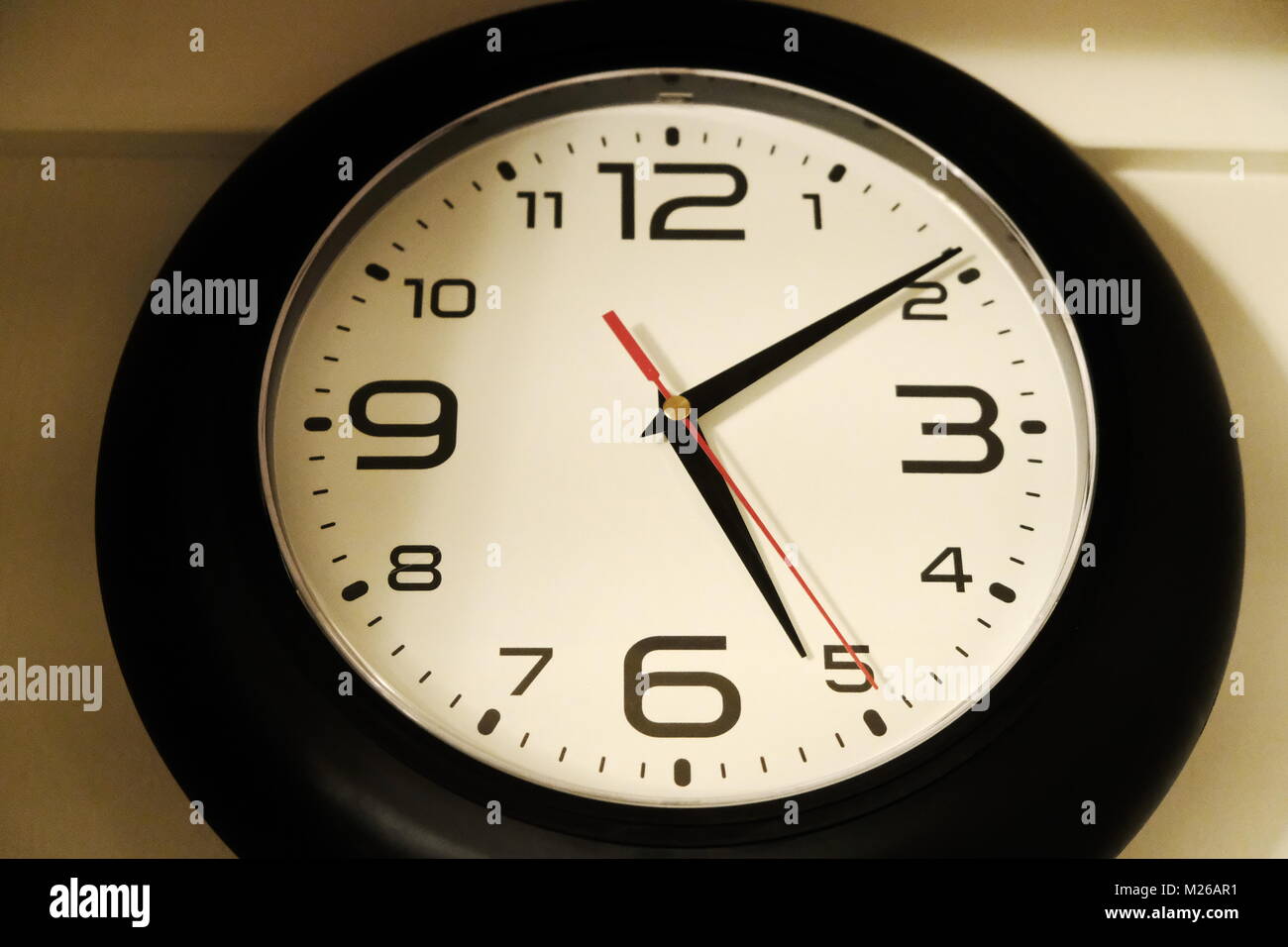 Orologio rotondo con orologio bianco viso e corpo nero Foto Stock