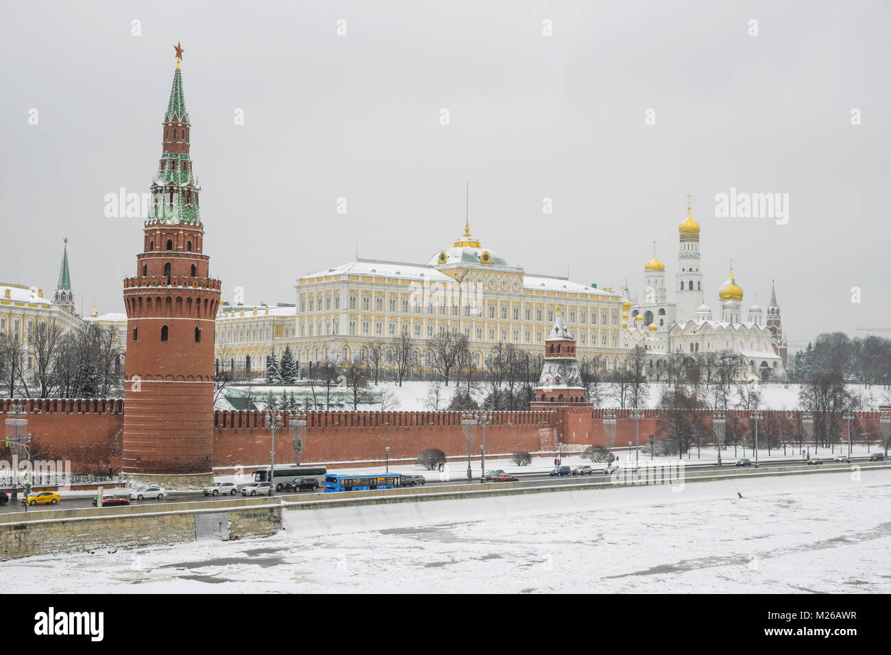 Vista del Gran Palazzo del Cremlino dalla grande ponte di pietra - Russia, Mosca, il Cremlino Foto Stock