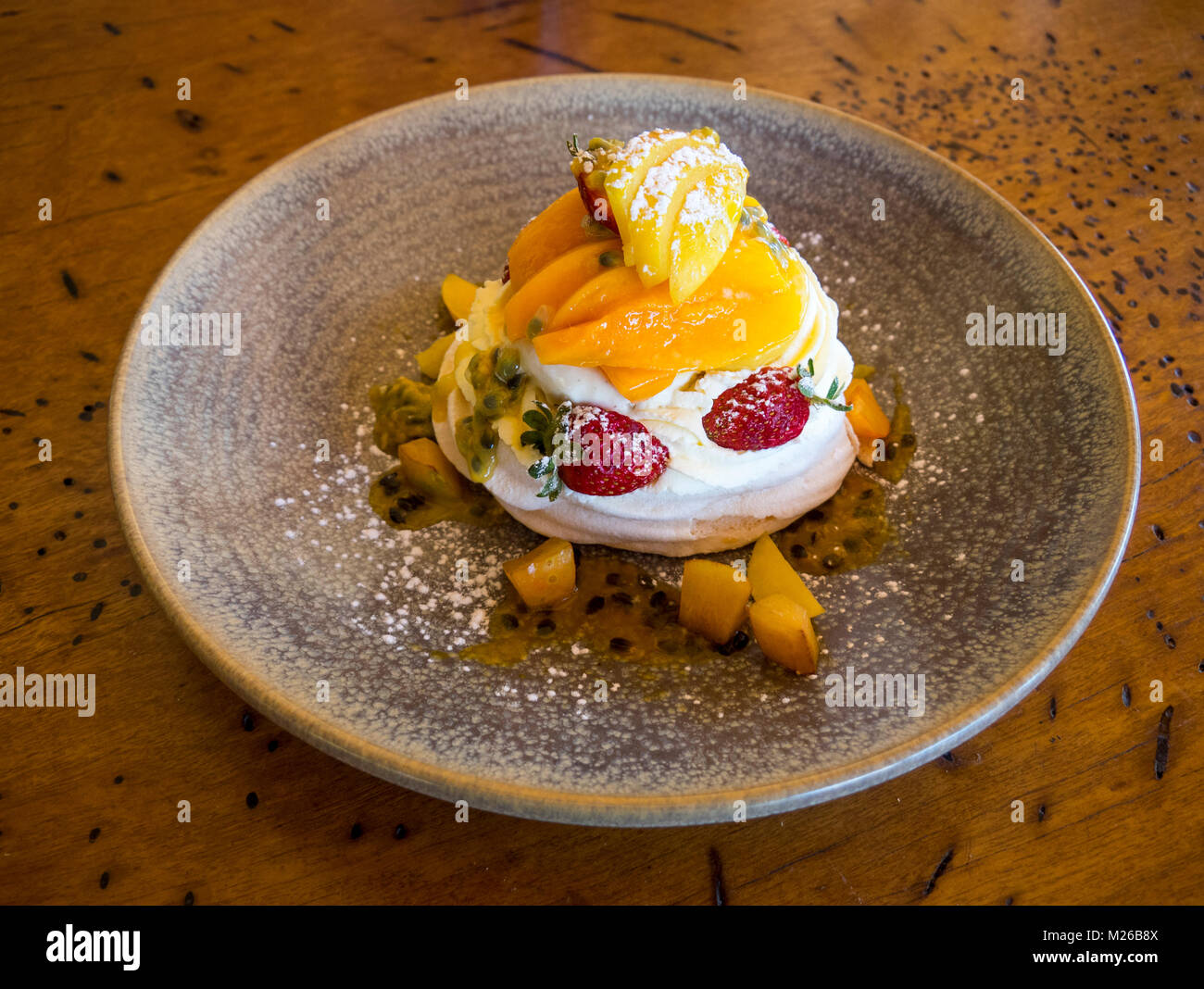 Mango e di granadiglie meringa dessert. Foto Stock