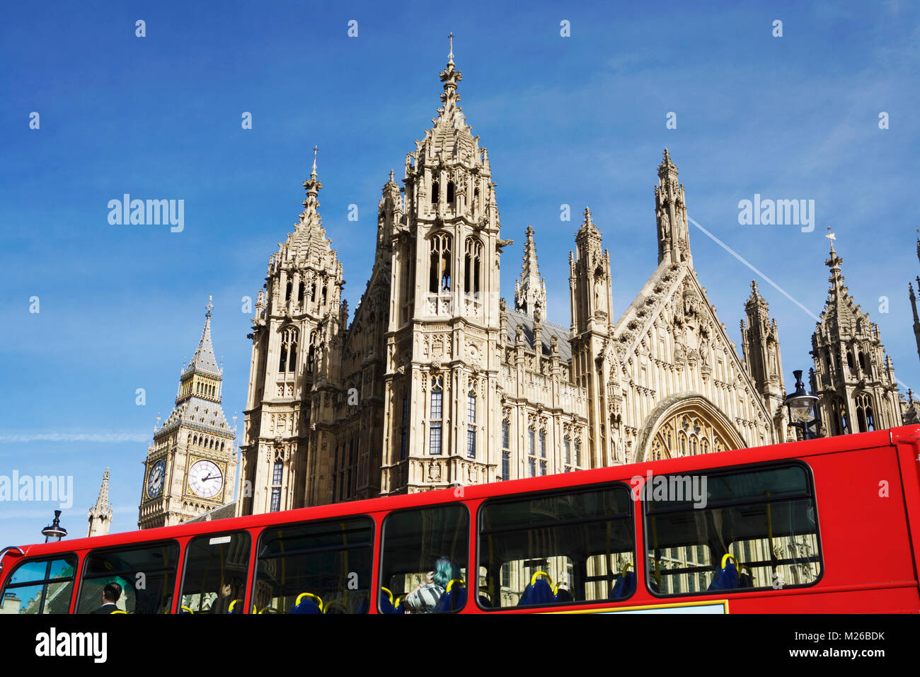 London bus, la Casa del Parlamento e dal Big Ben, cielo blu, Londra UK. London bus rosso Big Ben. La Gran Bretagna. Foto Stock