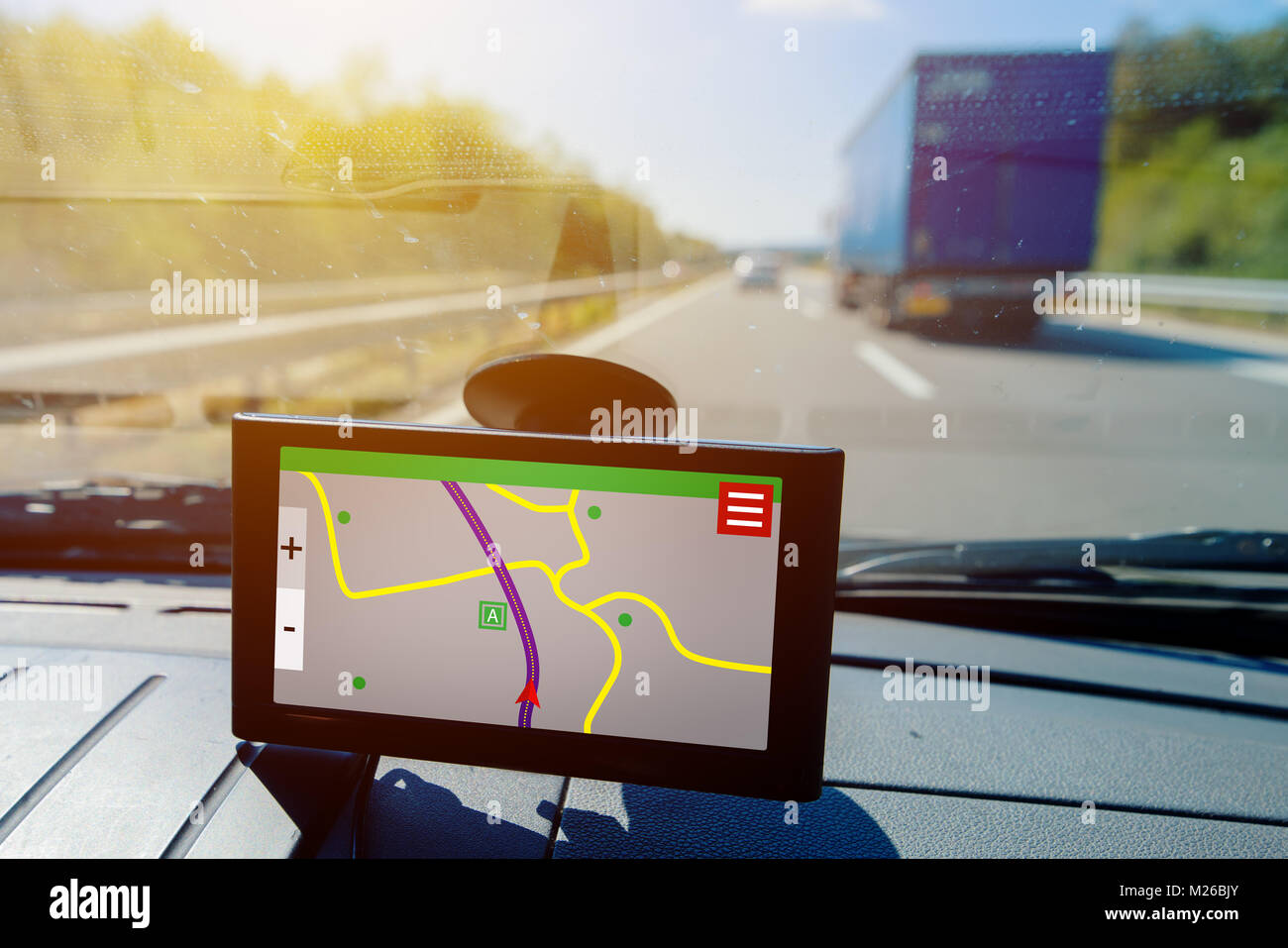 GPS (Global Positioning System) navigazione in auto, aiuto e assistenza con il senso di marcia su strada Foto Stock