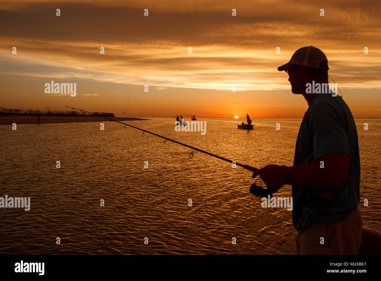 ST. PETERSBURG, in Florida: pescatore del pesce per il snook e tarpon in pass-a-Grille ingresso appena prima del tramonto di San Pietroburgo, Florida. (Foto di Matt potrebbe, Foto Stock