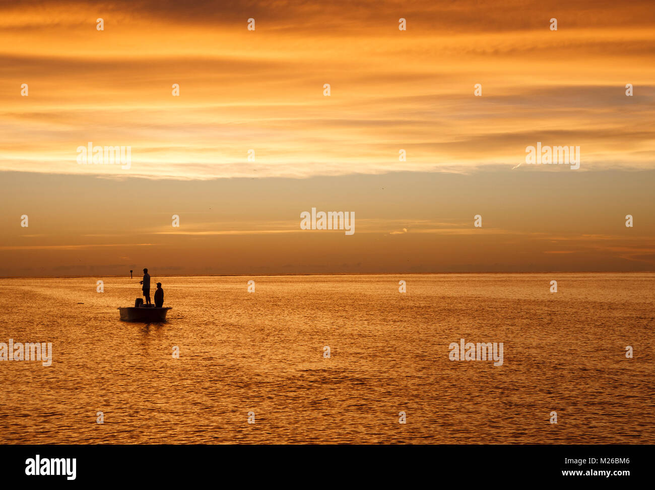 ST. PETERSBURG, in Florida: pescatore del pesce per il snook e tarpon in pass-a-Grille ingresso appena prima del tramonto di San Pietroburgo, Florida. (Foto di Matt potrebbe, Foto Stock