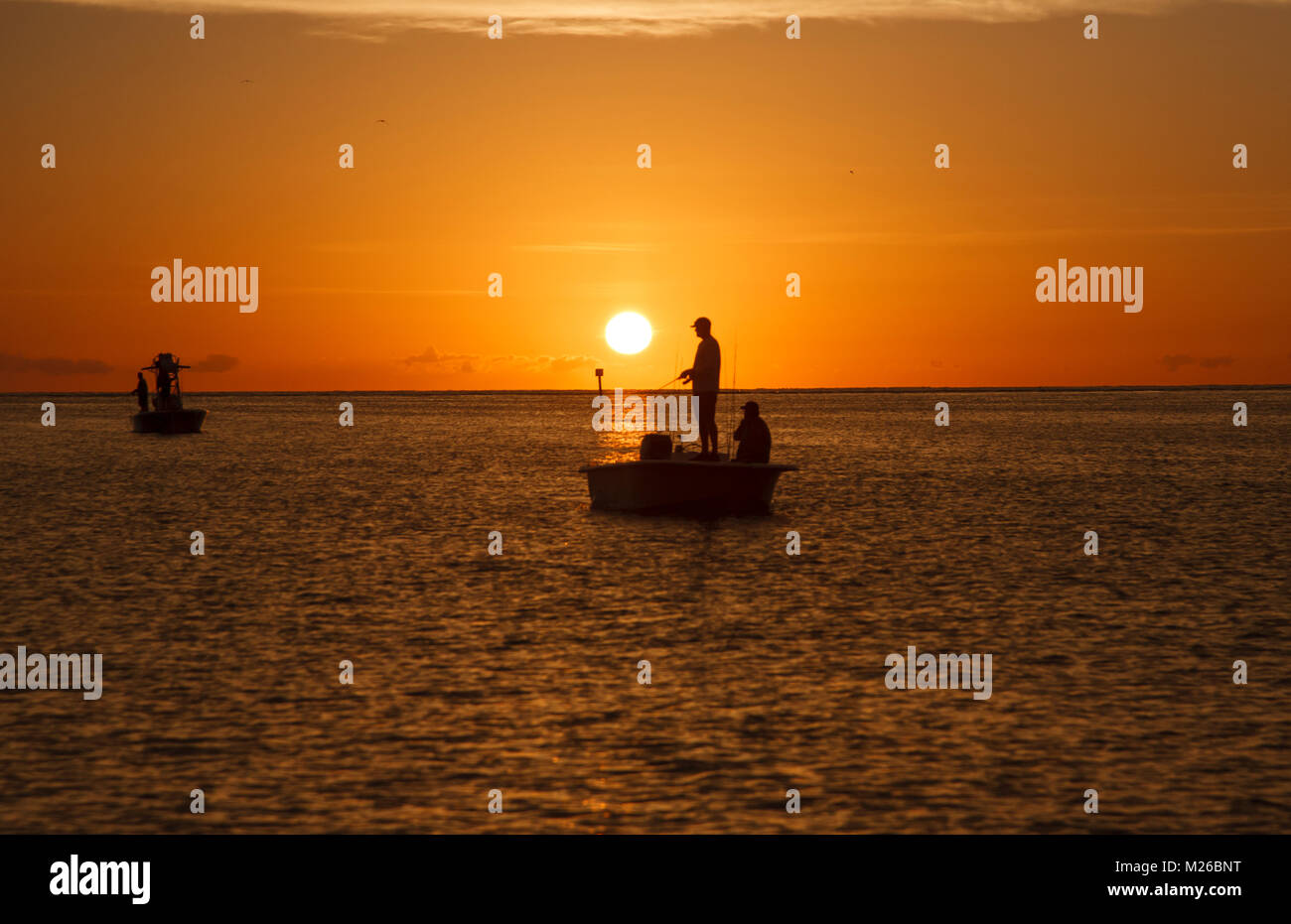 ST. PETERSBURG, in Florida: pescatore del pesce per il snook e tarpon in pass-a-Grille ingresso appena prima del tramonto di San Pietroburgo, Florida. (Foto di Matt potrebbe, Foto Stock