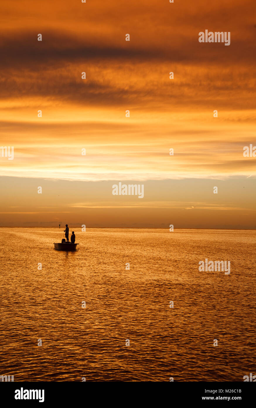 ST. PETERSBURG, in Florida: pescatore del pesce per il snook e tarpon in pass-a-Grille ingresso appena prima del tramonto di San Pietroburgo, Florida. Foto Stock