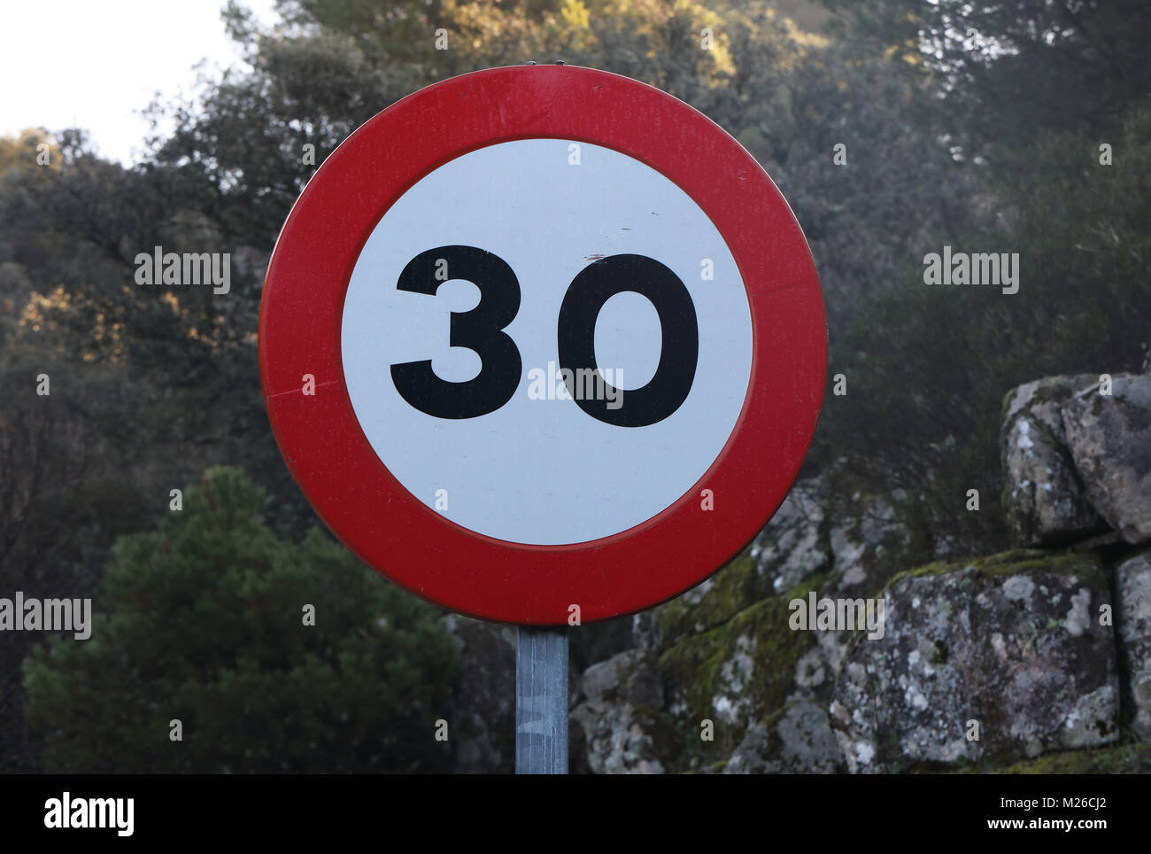 30 km strada segno su un 6177 strada di montagna nelle prime ore del mattino il Parque Natural Sierra de Andujar, Jaen, Spagna gennaio Foto Stock