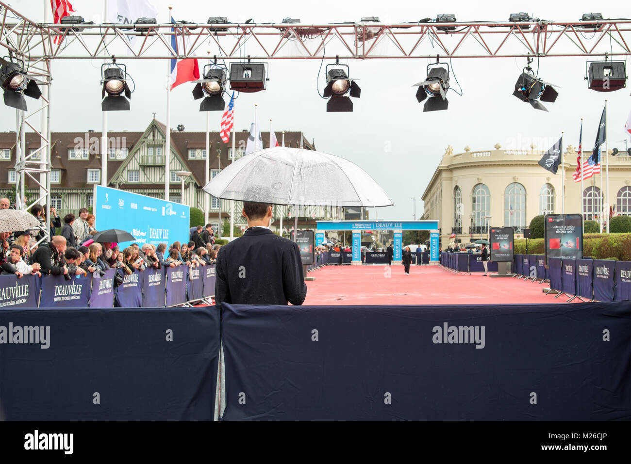 Tifosi in attesa sotto la pioggia per attori e celebrità sul tappeto rosso durante la quarantunesima Deauville American Film Festival nel settembre5, 2015 in Deau Foto Stock