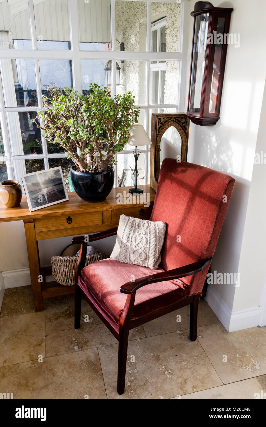 Svuotare confortevole sedia rossa su un portico. Foto Stock