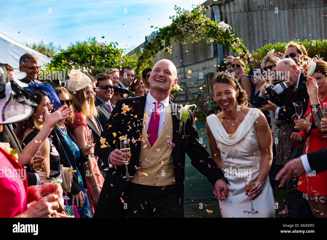 Coriandoli gettati in sposa e lo sposo alla cerimonia di nozze Foto stock -  Alamy