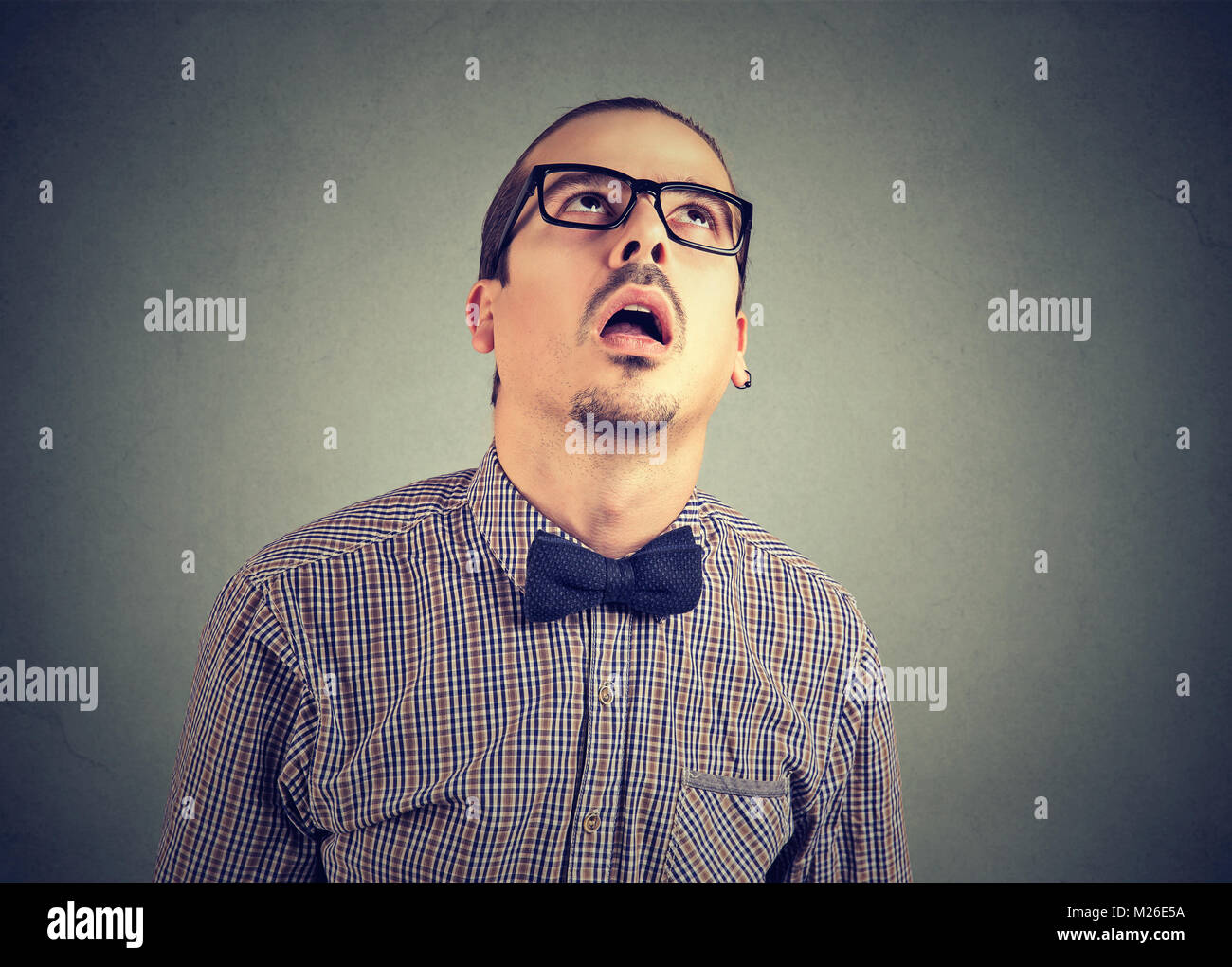 Giovane uomo formale in occhiali cercando con espressione di esaurimento e la noia. Foto Stock