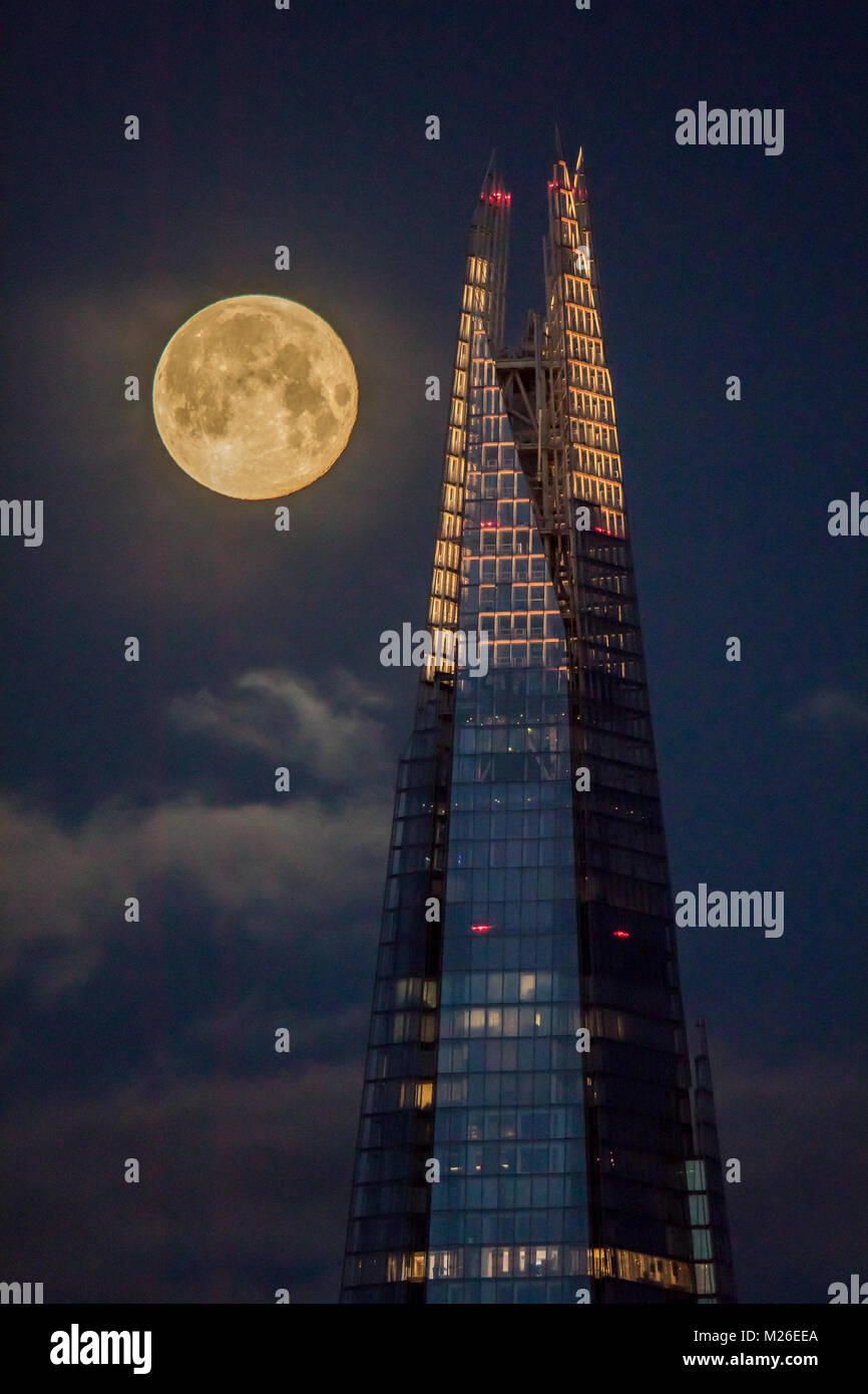 La Shard e Luna di grandi dimensioni Foto Stock