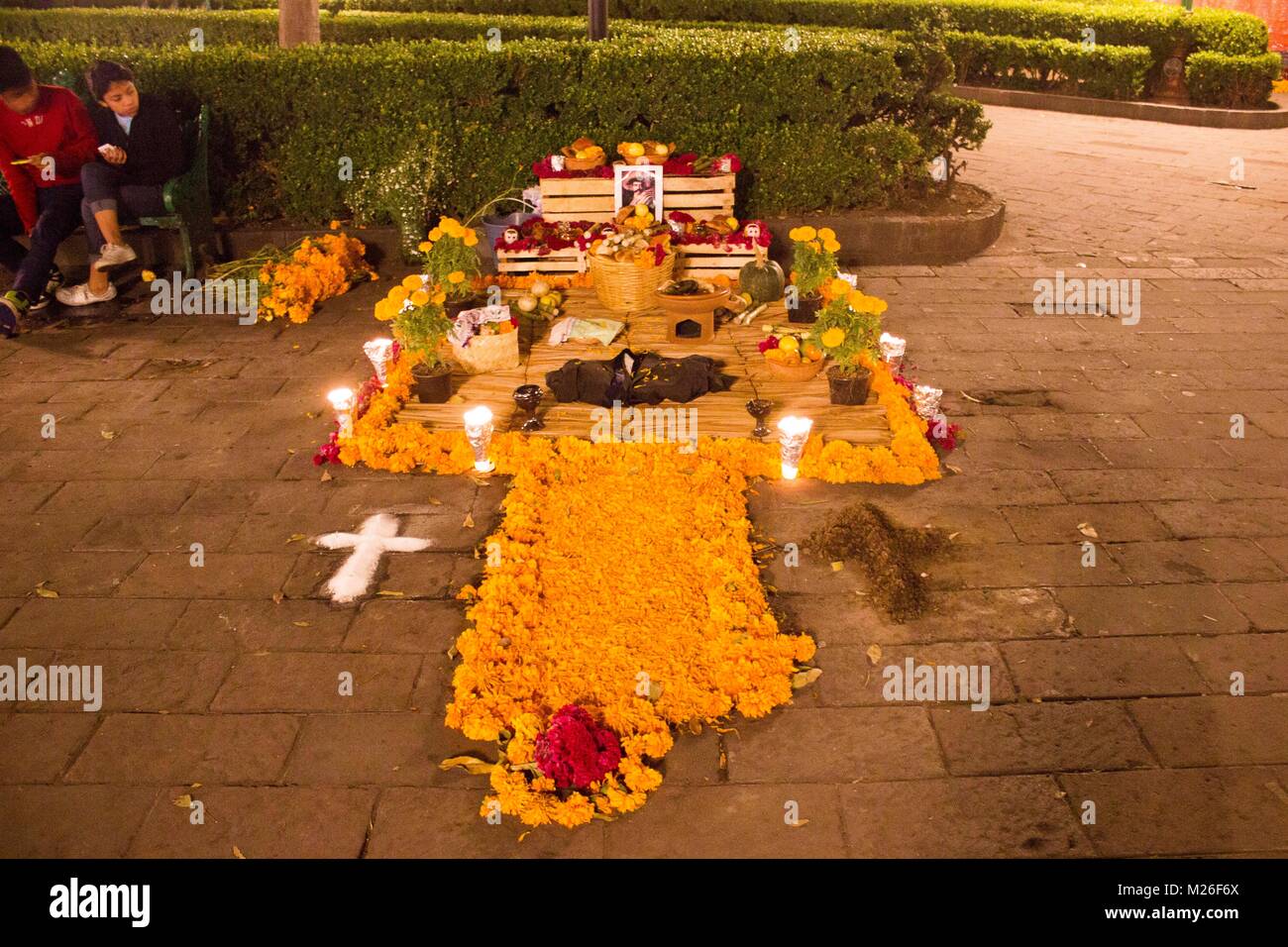TLAXCALA, Messico - Novembre 1 scena notturna di un tradizionale messicano altare fatto con fiori di colore giallo durante la celebrazione del Giorno dei morti in Tla Foto Stock