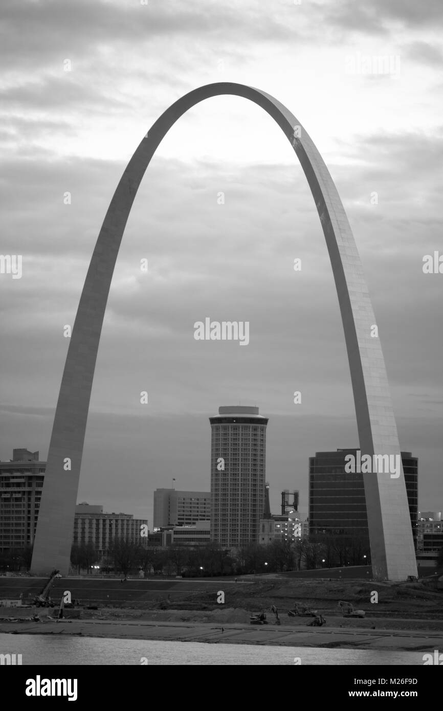 La notte è venuto al centro di St Louis skyline della città lungo le rive del fiume Mississippi Foto Stock