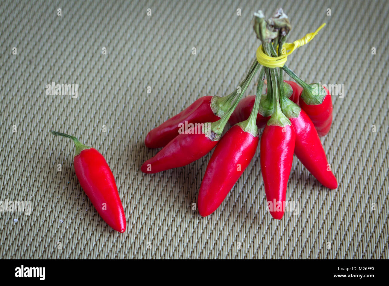 Un bouquet di peperoncino su sfondo verde. Foto Stock