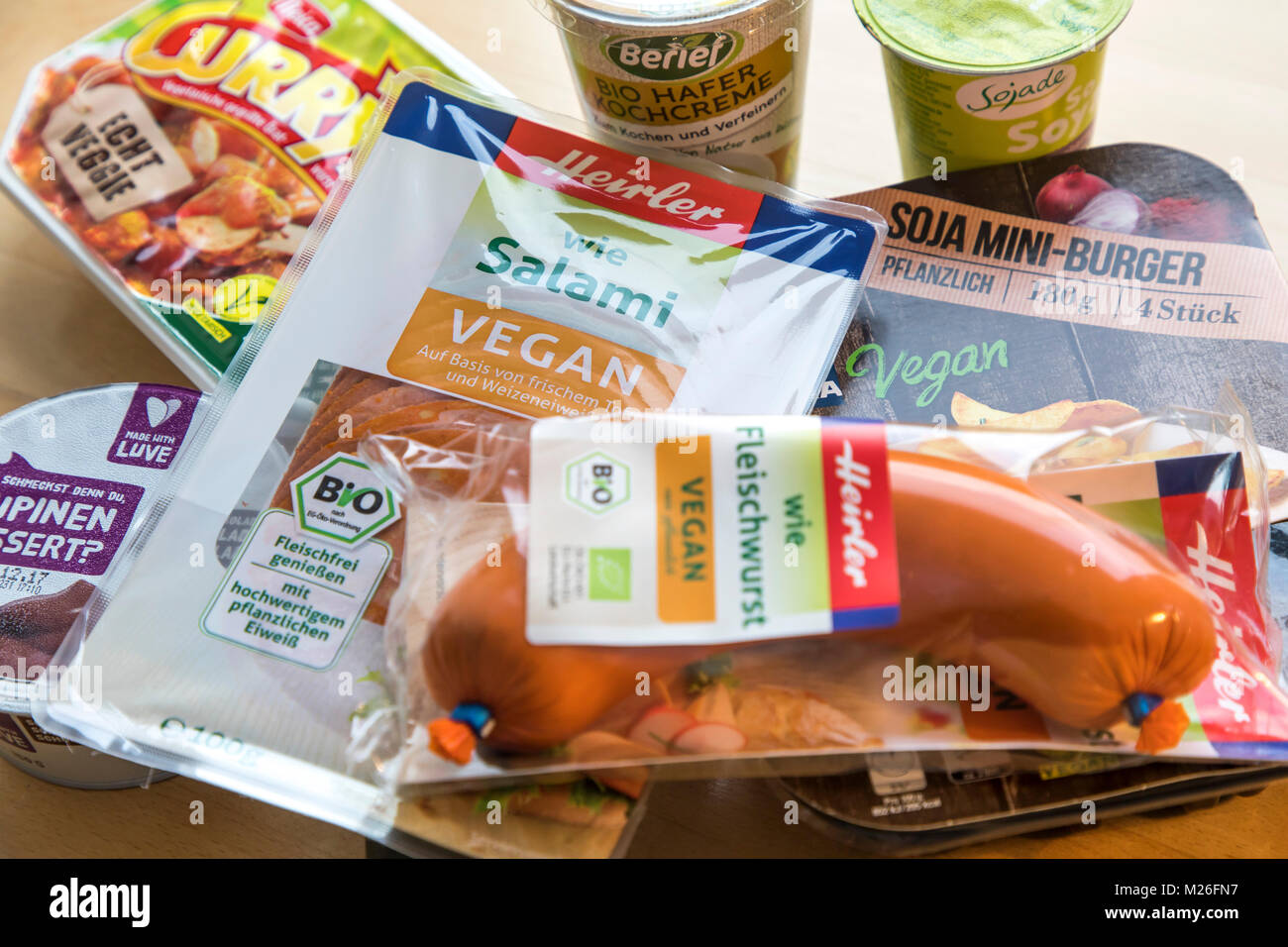 Vegani e vegetariani prodotti finiti senza carne, salumi, salsicce di maiale, currywurst, burger, yogurt, Foto Stock