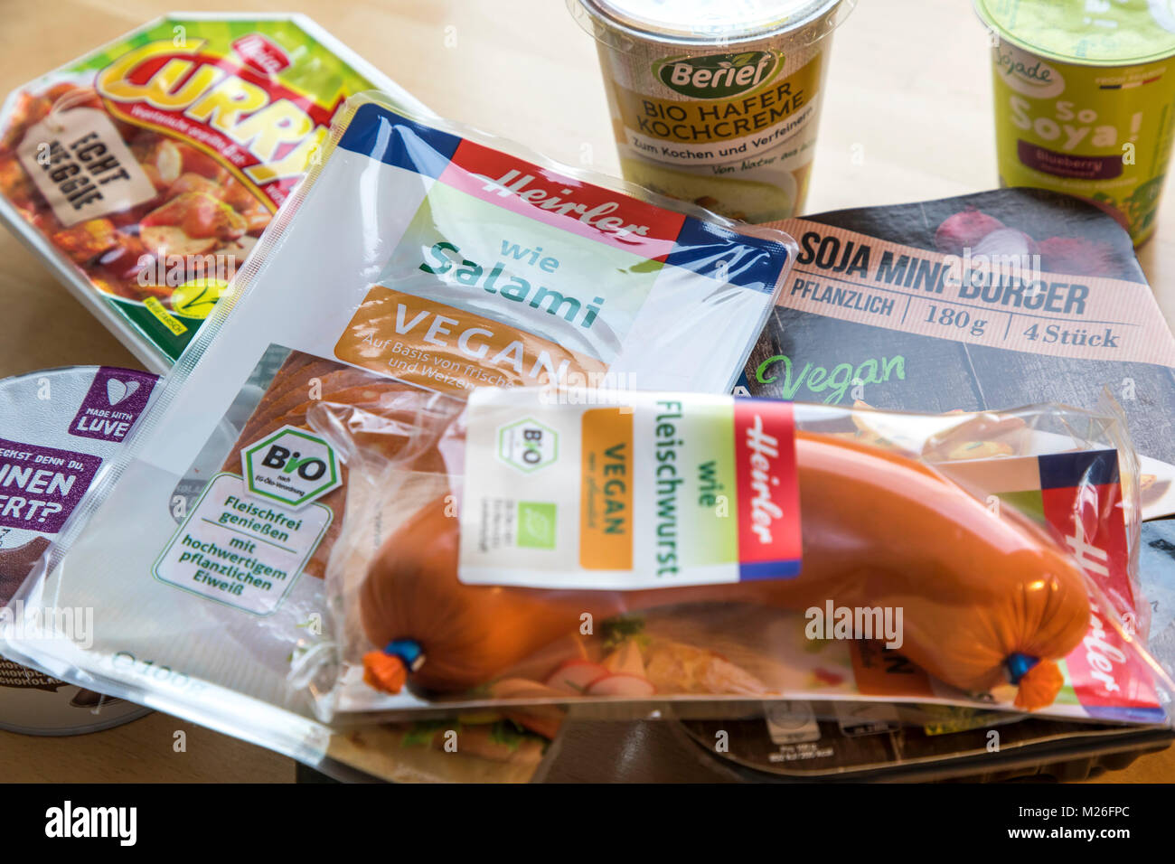 Vegani e vegetariani prodotti finiti senza carne, salumi, salsicce di maiale, currywurst, burger, yogurt, Foto Stock