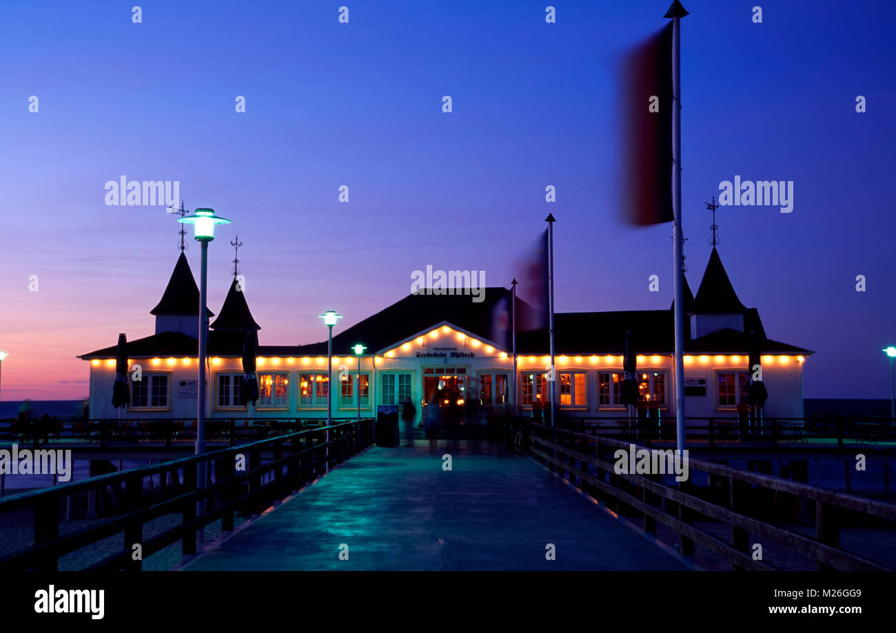 Ahlbeck, Seebrücke pier in serata, isola di Usedom, Meclemburgo-Pomerania, Germania Foto Stock