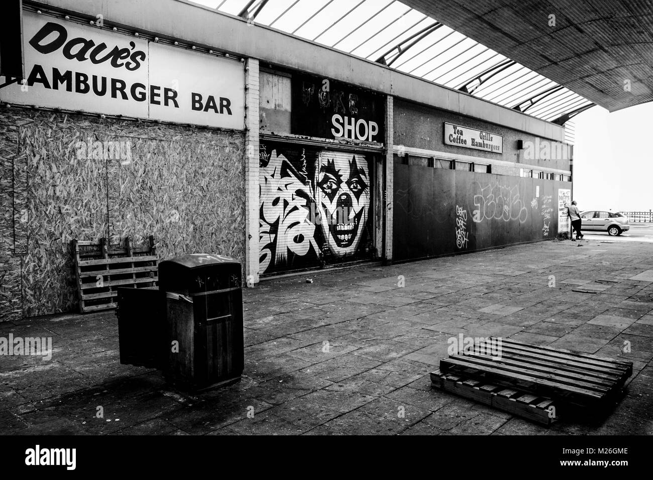 Bianco e nero fotografia urbani: derelitti shopping arcade, Margate, Kent.UK Foto Stock
