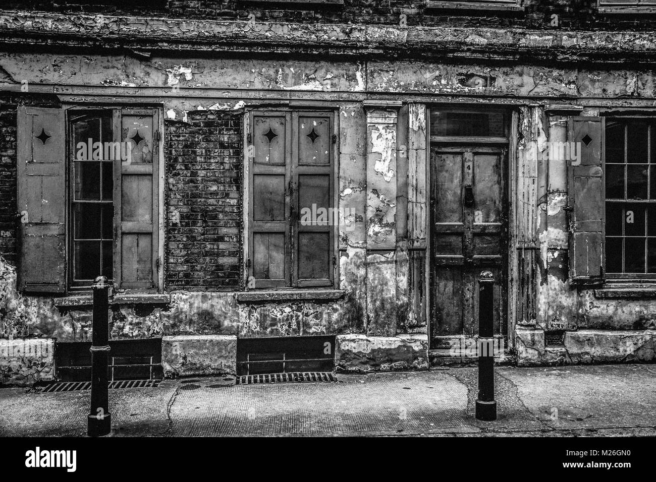 Immagine contemporanea in bianco e nero della vecchia Londra: Casa in stile Huguenot, via Princelet, Spitalfields, Londra. Foto Stock