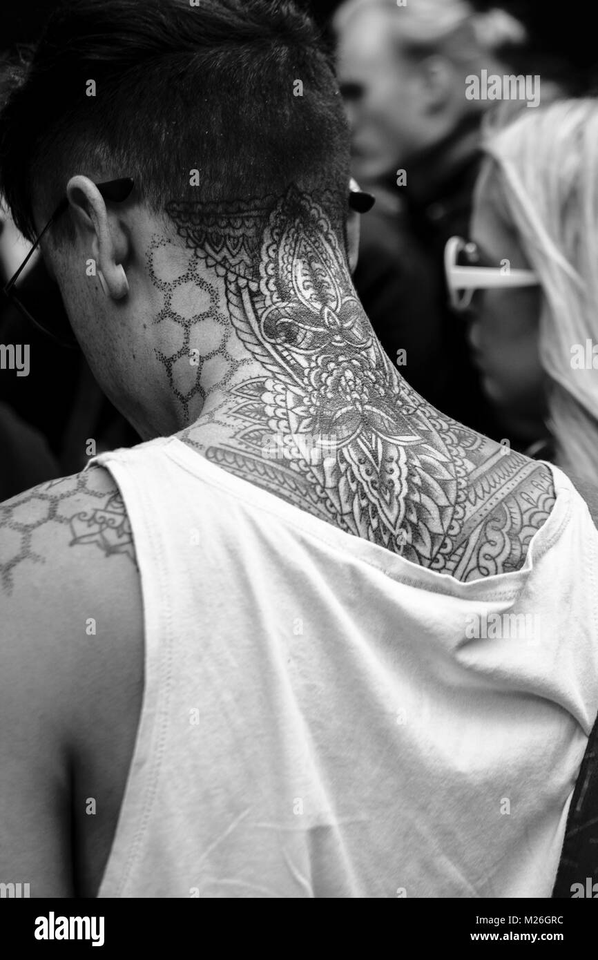 Londra la fotografia in bianco e nero: giovane con tatuato sul collo e sulle spalle. Foto Stock