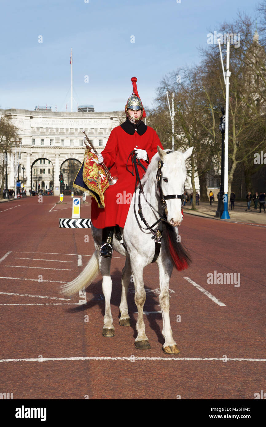 La Queen's Life Guard, un Blues e Royals trumpeter, con Admiralty Arch nella distanza. Il Mall, London, England Regno Unito. Turismo a Londra. Foto Stock