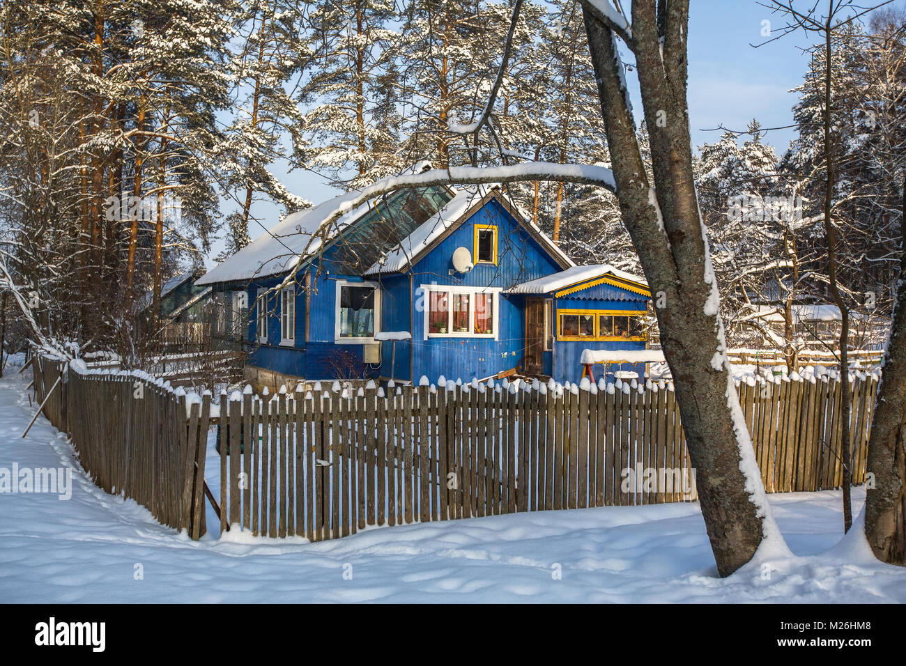 Case tipiche nell'urbano-tipo in liquidazione l'oblast di Leningrado in inverno, Russia. Foto Stock