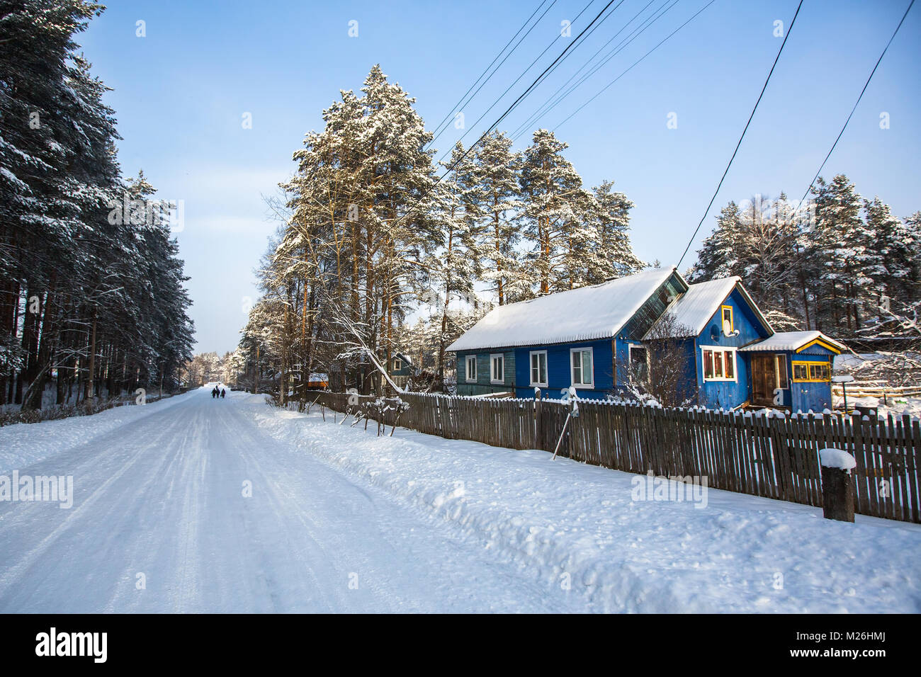 Case tipiche nell'urbano-tipo in liquidazione l'oblast di Leningrado in inverno, Russia. Foto Stock