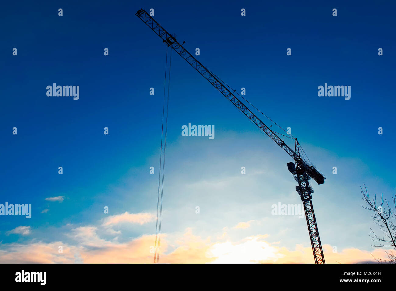 Tramonto della siluetta della gru a torre immagini e fotografie stock