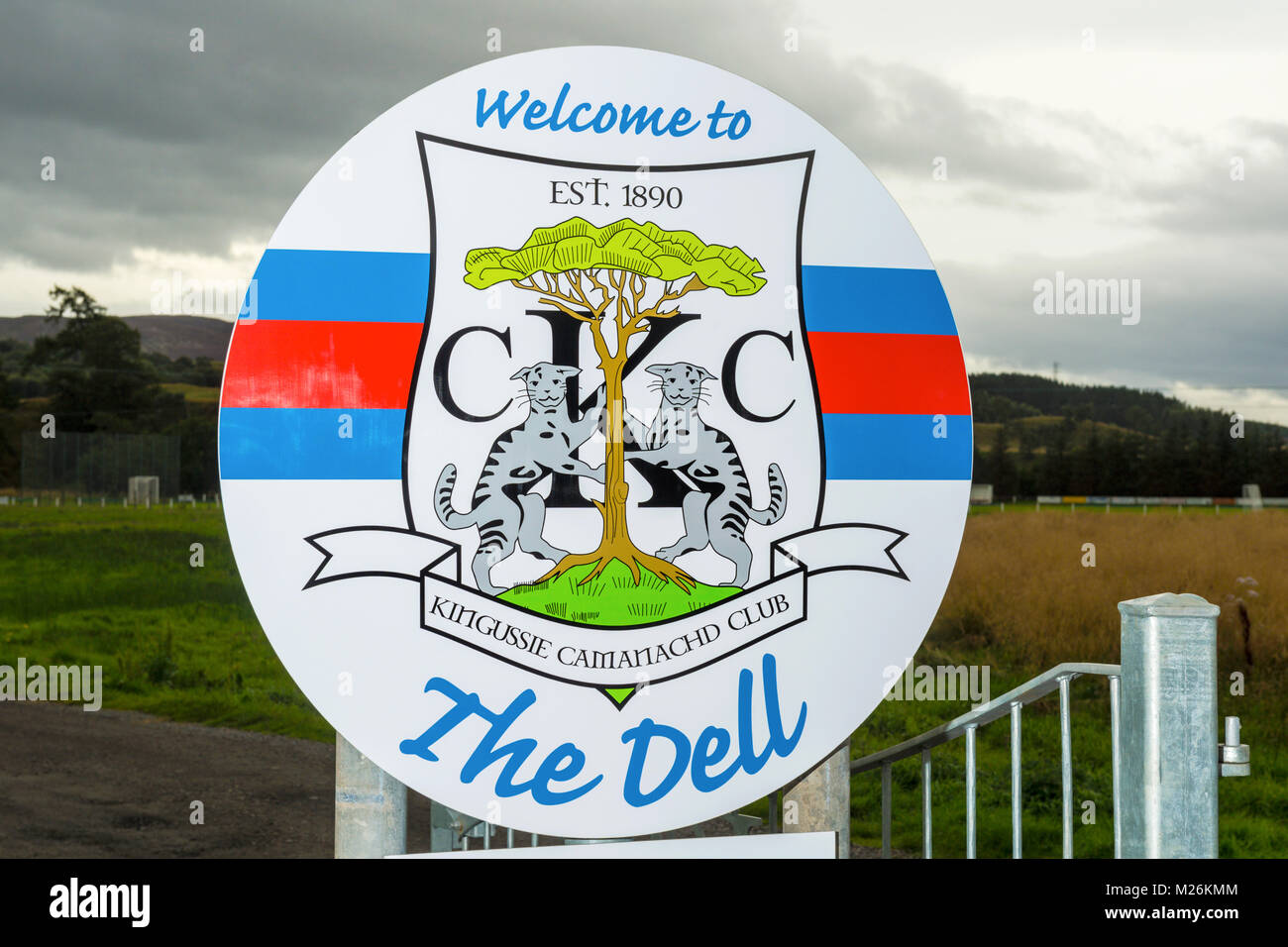 Un segno che indica la Dell, la casa di Kingussie Shinty Club nelle Highlands della Scozia. Foto Stock