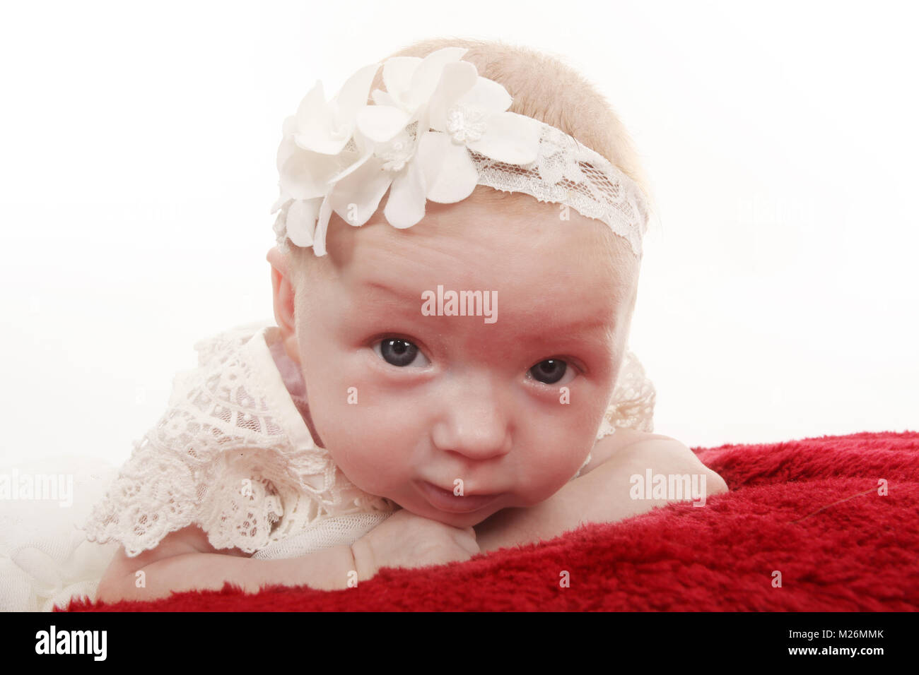 11 settimane vecchio bambina esplorando il soft plat nel vivaio Foto Stock
