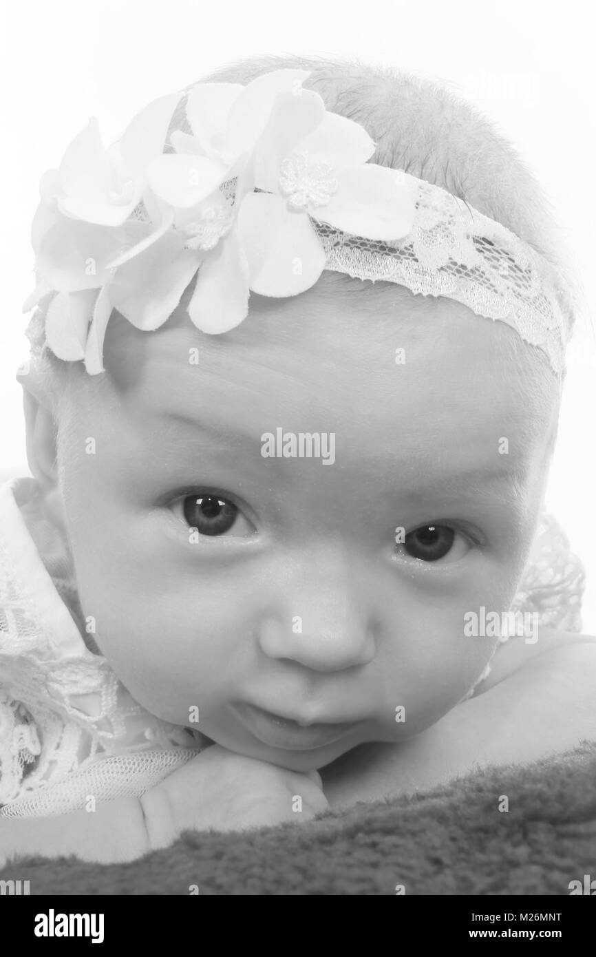11 settimane vecchio bambina esplorando il soft plat nel vivaio Foto Stock