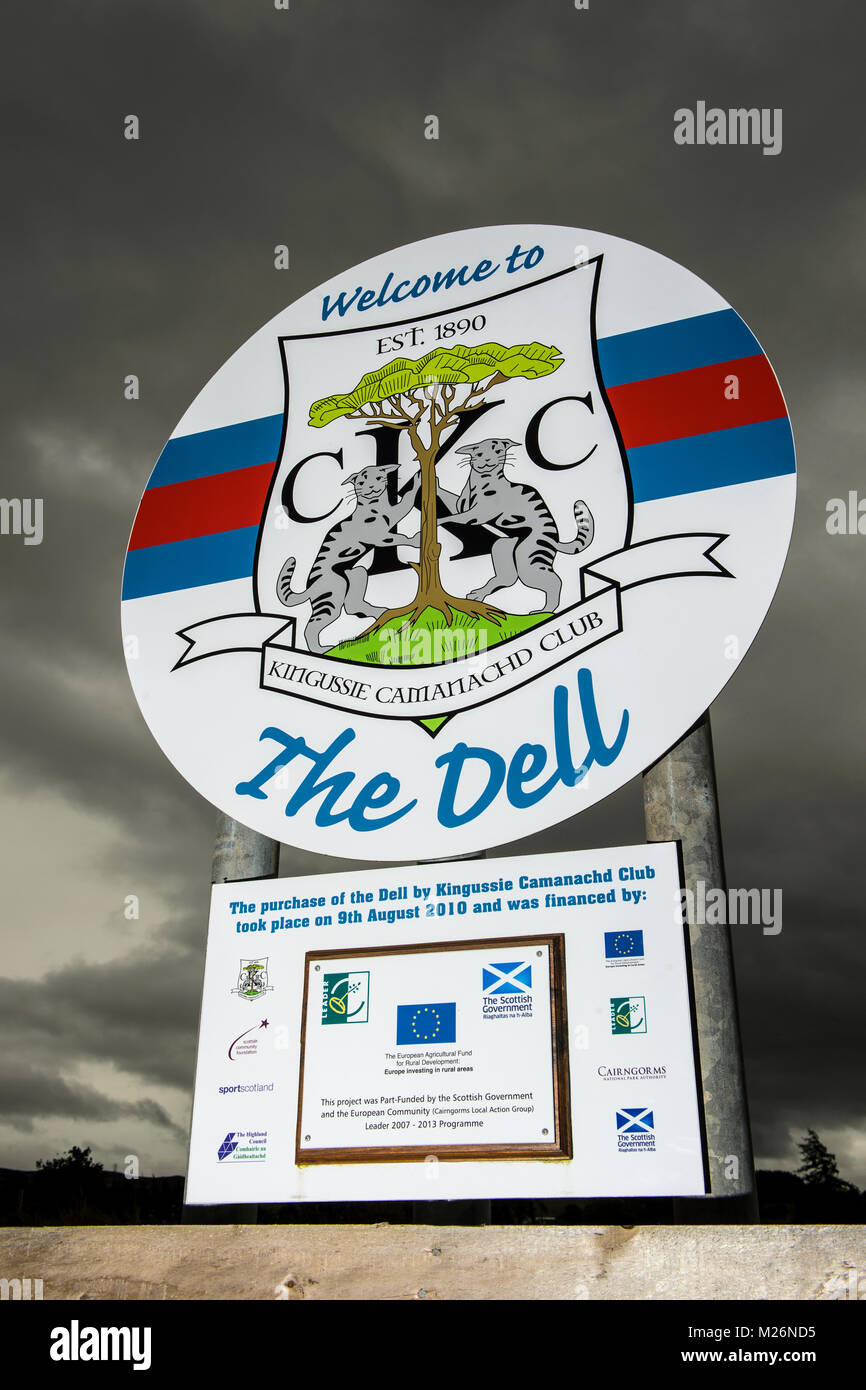 Un segno che indica la Dell, la casa di Kingussie Shinty Club nelle Highlands della Scozia. Foto Stock