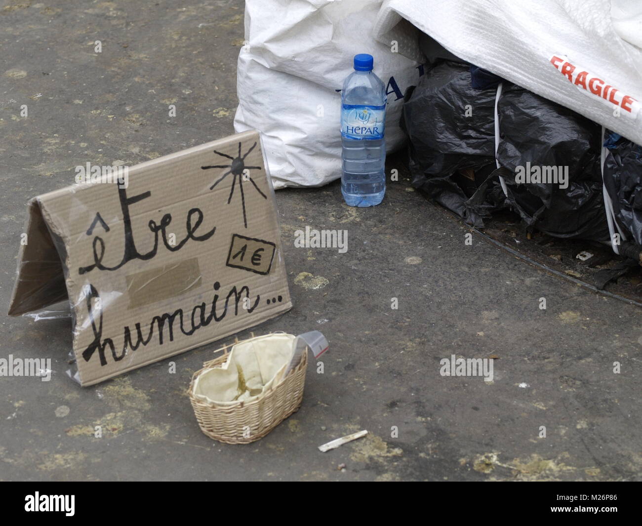 Parigi senzatetto - ETRE HUMAIN ... - Un messaggio che richiede un po' di aiuto VICINO AL POSTO DI UNA PERSONA SENZA DIMORA - Parigi la miseria - SANS ABRIS PARIGI © Frédéric BEAUMONT Foto Stock