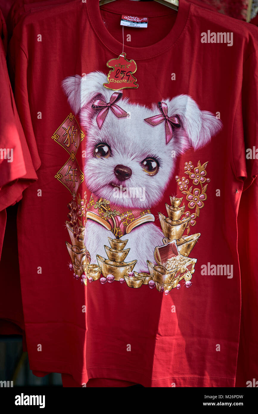 Il Capodanno cinese 2018, T-shirt, rosso con il cane stampa per commerate 'l'anno del cane' Foto Stock